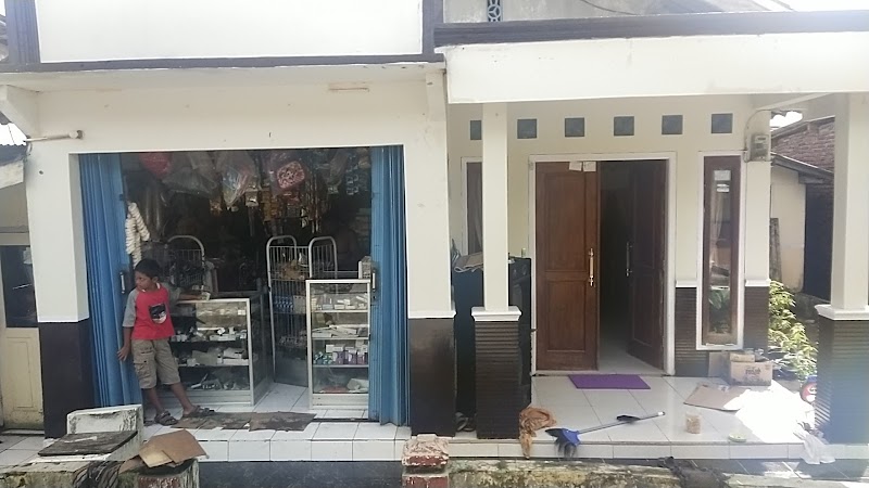 Dua R: Kehangatan Sembako Lokal di Jantung Cilacap